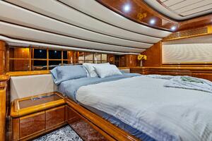 2004 Ferretti 94 Motor Yacht
