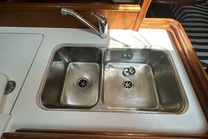 Cool Breeze 33ft Beneteau Yacht For Sale
