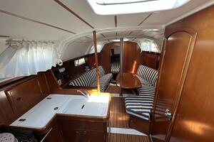 Cool Breeze 33ft Beneteau Yacht For Sale