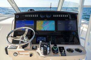 2021 Boston Whaler 420 Outrage thumbnail 47