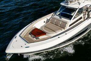 2021 Boston Whaler 420 Outrage thumbnail 4