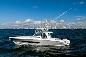 2021 Boston Whaler 420 Outrage thumbnail 1