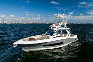 2021 Boston Whaler 420 Outrage thumbnail 3