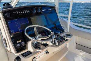 2021 Boston Whaler 420 Outrage thumbnail 48