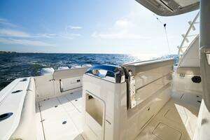 2021 Boston Whaler 420 Outrage thumbnail 54