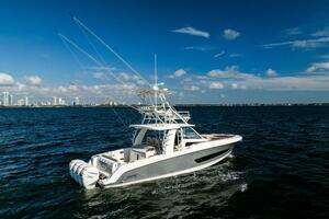 2021 Boston Whaler 420 Outrage thumbnail 10