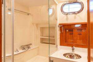 2014 Hunt Yachts thumbnail 32