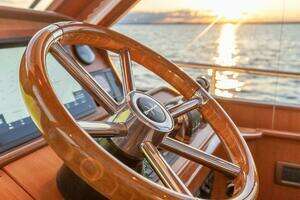 2014 Hunt Yachts thumbnail 19