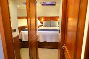 2014 Hunt Yachts thumbnail 26