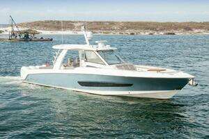 2018 Boston Whaler 420 Outrage thumbnail 1