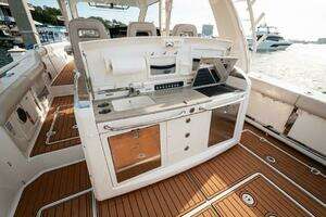 2018 Boston Whaler 420 Outrage thumbnail 4