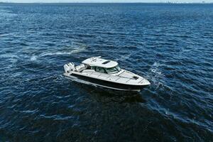 2022 Tiara Sport 43 LE