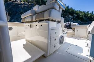 33ft Boston Whaler Yacht For Sale