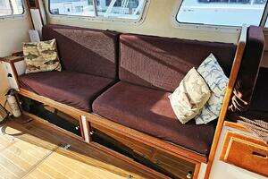 2010 Eastern Casco Bay 35 Flybridge thumbnail 4