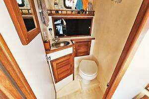 2010 Eastern Casco Bay 35 Flybridge thumbnail 13