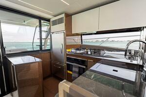 2019 Prestige 590 Fly 'New Heart' - Galley 