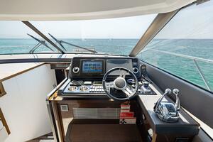 2019 Prestige 590 Fly 'New Heart' - Helm 
