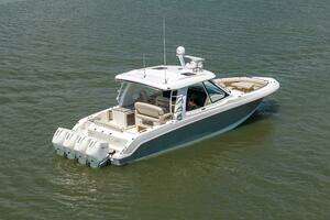 2022 Boston Whaler 380 Realm thumbnail 6