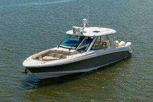 2022 Boston Whaler 380 Realm thumbnail 2