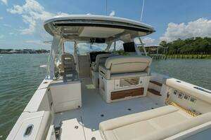 2022 Boston Whaler 380 Realm thumbnail 19