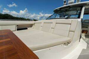 2022 Boston Whaler 380 Realm thumbnail 14