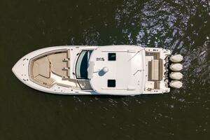 2022 Boston Whaler 380 Realm thumbnail 9