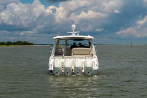 Boston Whaler 380 Realm- Profile