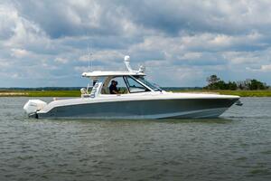 Boston Whaler 380 Realm- Profile