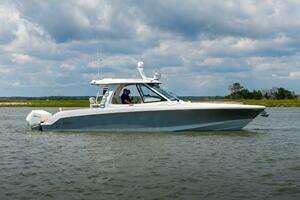 2022 Boston Whaler 380 Realm thumbnail 5