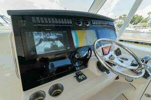 2022 Boston Whaler 380 Realm thumbnail 24