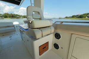 2022 Boston Whaler 380 Realm thumbnail 21