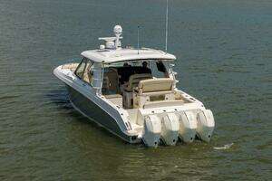 2022 Boston Whaler 380 Realm thumbnail 8