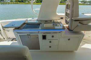 2022 Boston Whaler 380 Realm thumbnail 20