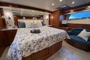 2023 Offshore Yachts ELV thumbnail 11