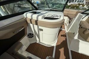 Photo 5678821 for 2016 Sea Ray 270 Sundeck Outboard  