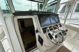 2017 Boston Whaler 370 Outrage thumbnail 11