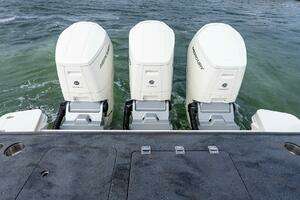 2024 Boston Whaler 405 Conquest thumbnail 22