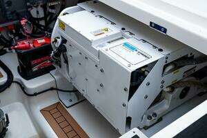 2024 Boston Whaler 405 Conquest thumbnail 24