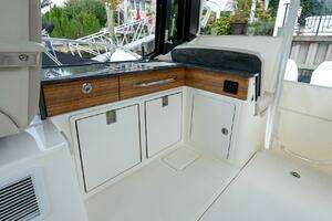 2024 Boston Whaler 405 Conquest thumbnail 33