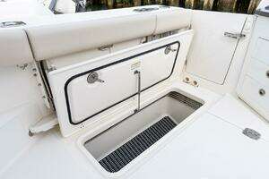 2024 Boston Whaler 405 Conquest thumbnail 21