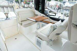 2024 Boston Whaler 405 Conquest thumbnail 37