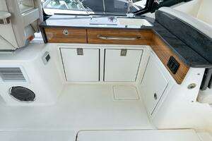 2024 Boston Whaler 405 Conquest thumbnail 34