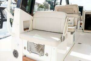 2024 Boston Whaler 405 Conquest thumbnail 27