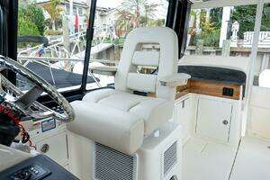 2024 Boston Whaler 405 Conquest thumbnail 40