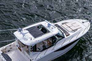 2024 Boston Whaler 405 Conquest thumbnail 3