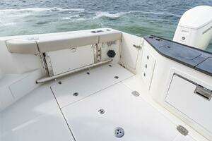 2024 Boston Whaler 405 Conquest thumbnail 20