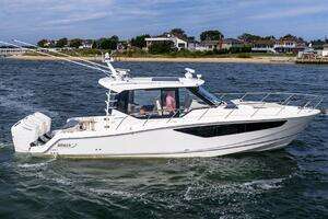 2024 Boston Whaler 405 Conquest thumbnail 2