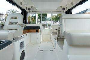 2024 Boston Whaler 405 Conquest thumbnail 39