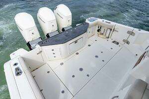 2024 Boston Whaler 405 Conquest thumbnail 15
