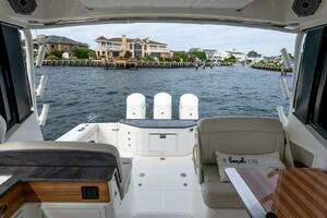2024 Boston Whaler 405 Conquest thumbnail 13
